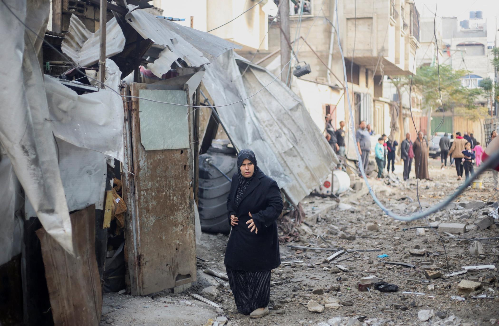 A Palestinian woman reacts at the site of Israeli strikes in Khan Younis, southern Gaza Strip, Palestine, Dec. 6, 2023. (Reuters Photo)