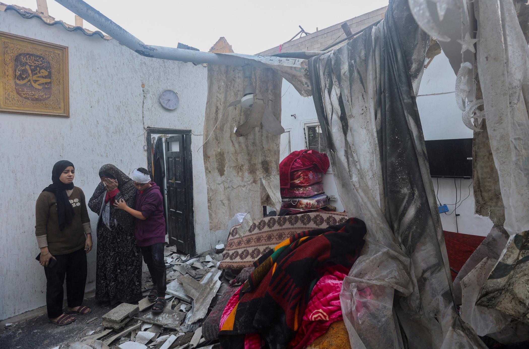 Palestinians react as they check the damage at the site of Israeli strikes, Khan Younis, Gaza Strip, Palestine, Dec. 6, 2023. (Reuters Photo)