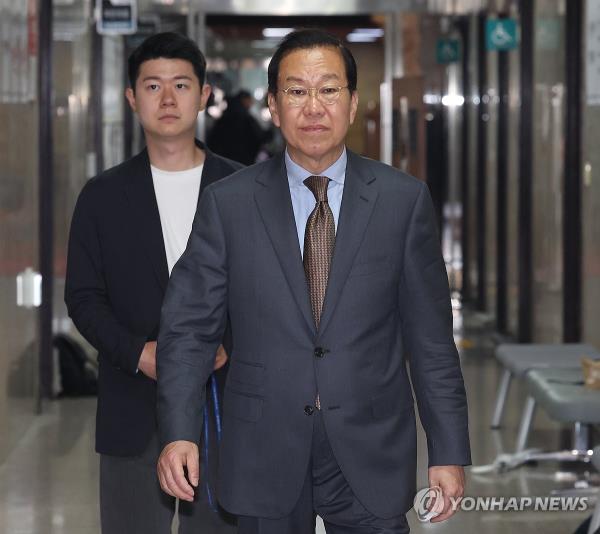 Rep. Kwon Young-se (C) is at the Natio<em></em>nal Assembly on April 15, 2024, to attend a meeting of ruling People Power Party (PPP) lawmakers that have been elected more than four times. (Pool photo) (Yonhap)