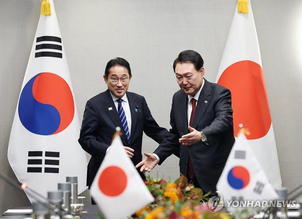 South Korean President Yoon Suk Yeol (R) gestures to Japanese Prime Minister Fumio Kishida to take a seat during their talks in San Francisco on Nov. 16, 2023, on the sidelines of a summit of the Asia-Pacific Eco<em></em>nomic Cooperation forum. (Yonhap)