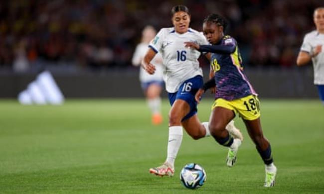 Jess Carter tries to dispossess Colombia’s Linda Caicedo during the World Cup quarter-final.